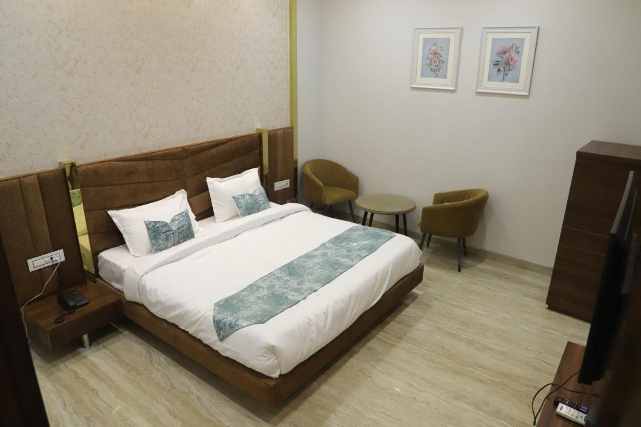 Hôtel The Royal Casa à Ludhiana Extérieur photo